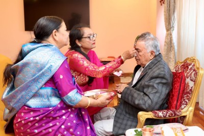  राष्ट्रपति पौडेलले शुभसाइतमा लगाए बहिनीको हातबाट भाइटीका 